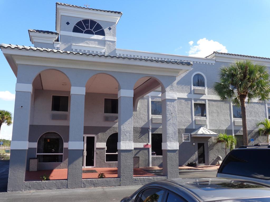 Ruskin Inn Tampa-Sun City Center Exterior photo