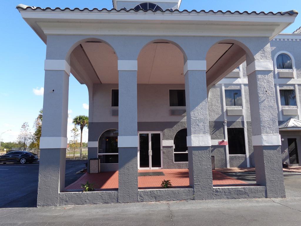 Ruskin Inn Tampa-Sun City Center Exterior photo